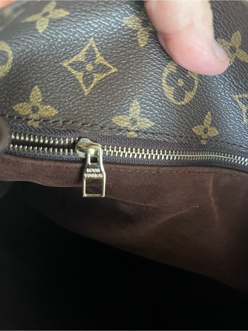Brown Monogram Canvas with an iconic logo & Shoulder strap. - Picture 3 of 12